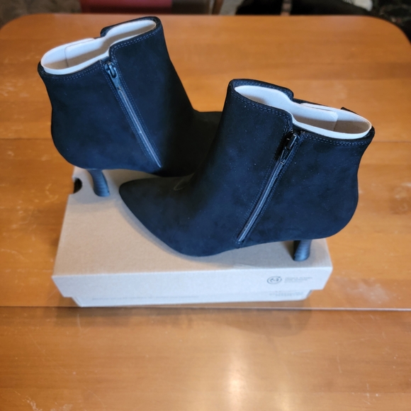 Clarks Womens Kataleyna Glow Ankle Boot  - Black Suede Kitten Heal NWT Sz 7W - Picture 2 of 10